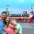 Legoland Deutschland Eingangstor mit fröhlicher Familie davor