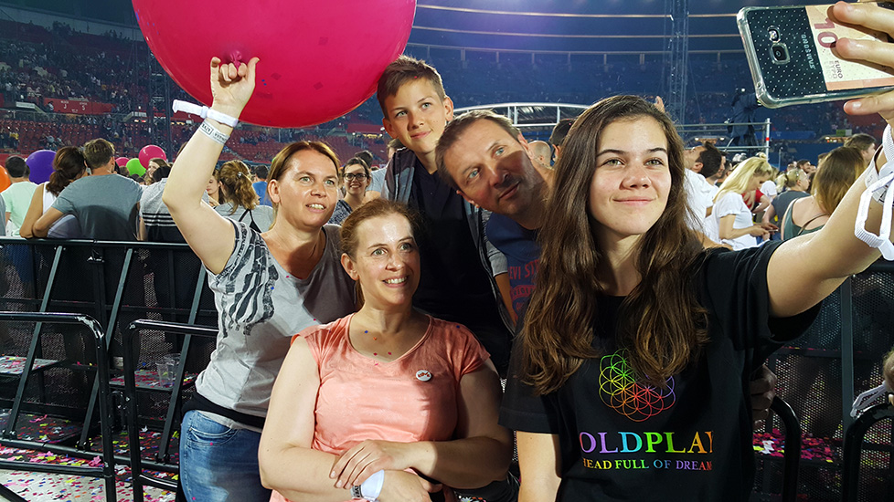 Familie Schillinger beim Aufnehmen eines Selfies nach dem Coldplay Konzert in Wien