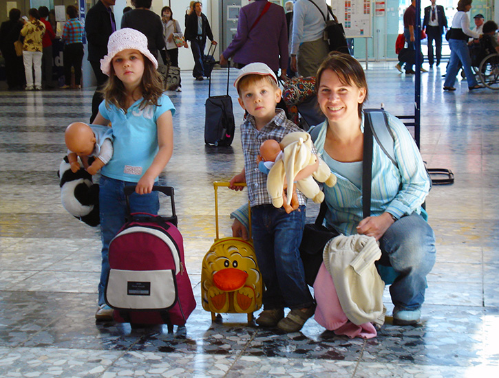 Edith mit Astrid und Gregor auf dem Flughafen mit Reisegepäck
