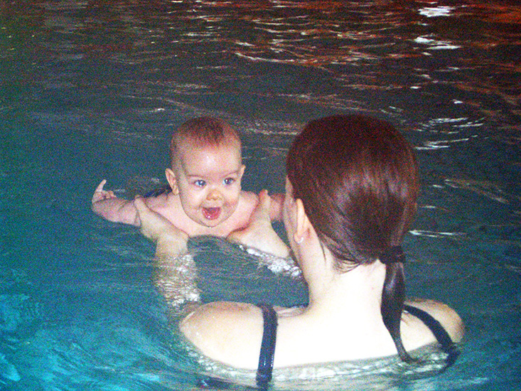 Edith mit Gregor als Baby im Babyschwimmkurs