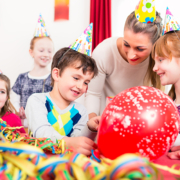 Kinder beim Kindergeburtstag feiern