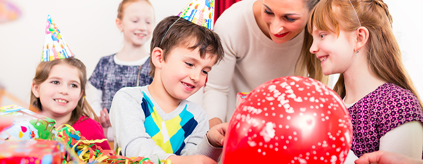 Kinder beim Kindergeburtstag feiern