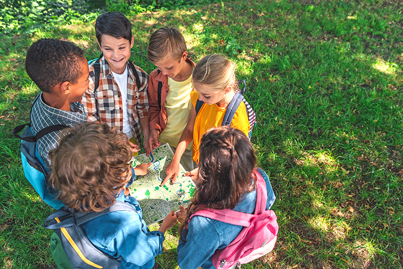 Kinder feiern Kindergeburtstag mit einer Schatzsuche