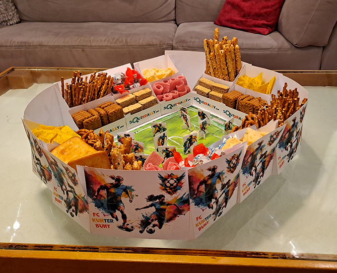 mit Leckereien gefülltes Snackstadion aus Papier für Fußball Rätselrallye